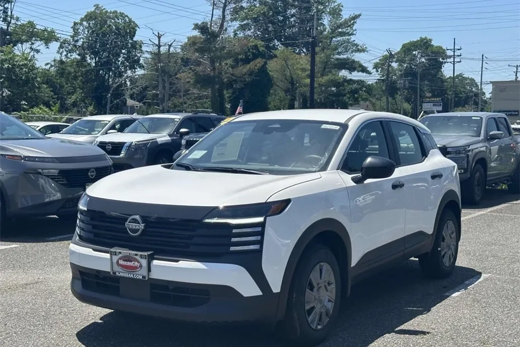 2025 Nissan Kicks S photo 1