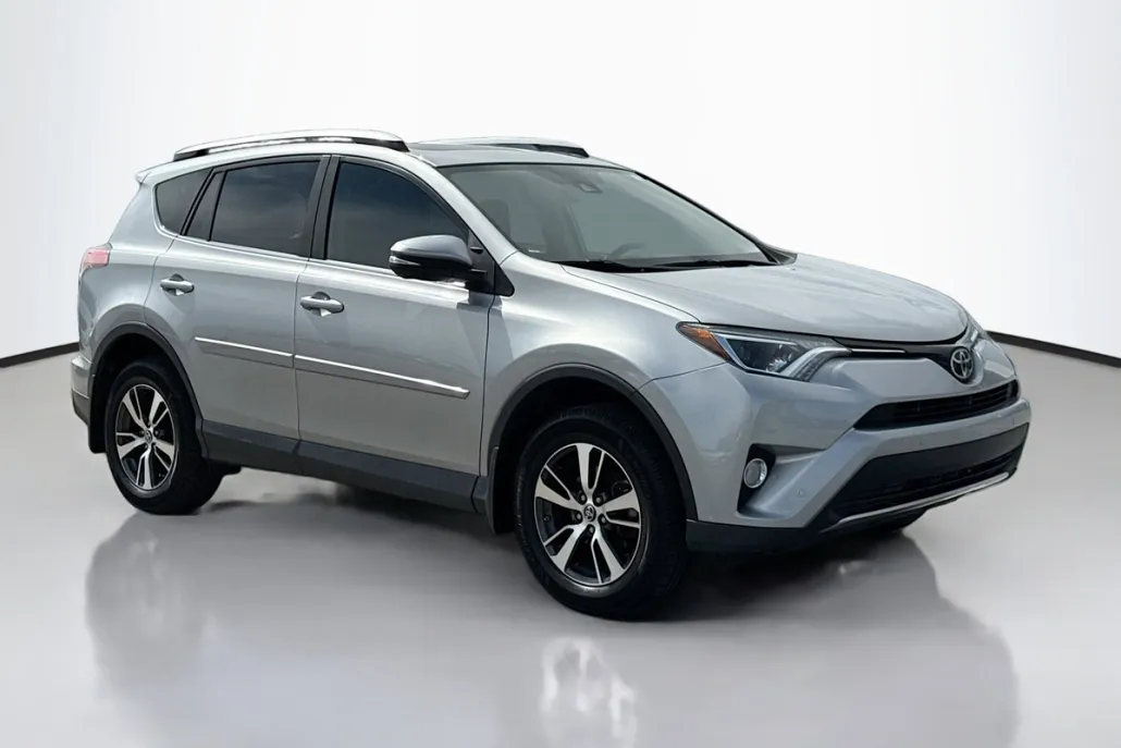 2016 Toyota RAV4 XLE photo 1
