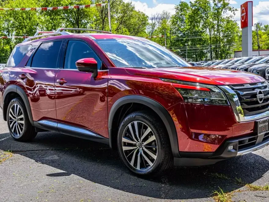 2024 Nissan Pathfinder Platinum photo 1