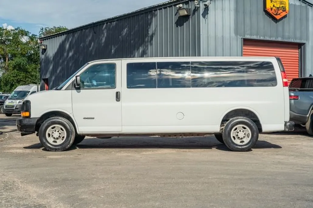 2005 Chevrolet Express 3500 Passenger Van photo 1
