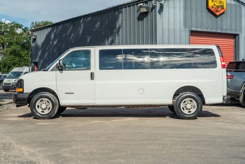 2005 Chevrolet Express 3500 Passenger Van photo 1