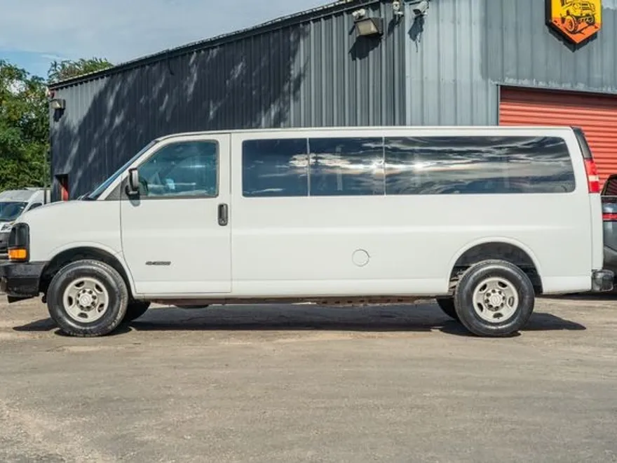2005 Chevrolet Express 3500 Passenger Van photo 1