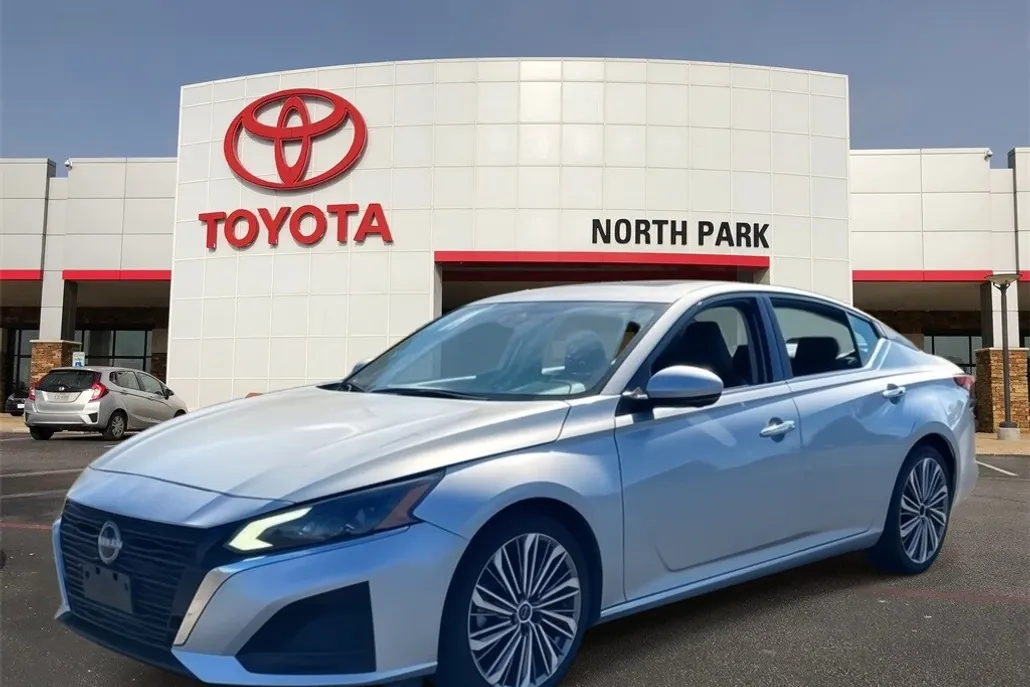2023 Nissan Altima 2.5 SL photo 1