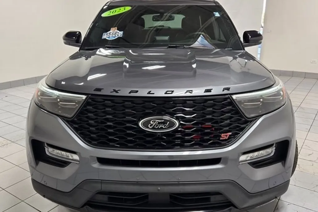 2023 Ford Explorer ST photo 1