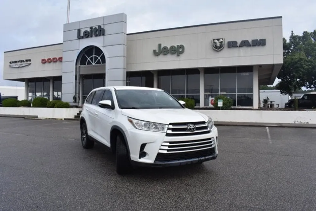 2019 Toyota Highlander LE photo 1