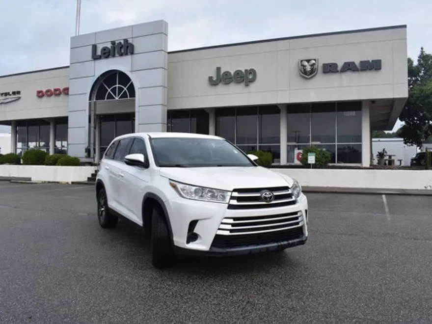 2019 Toyota Highlander LE photo 1