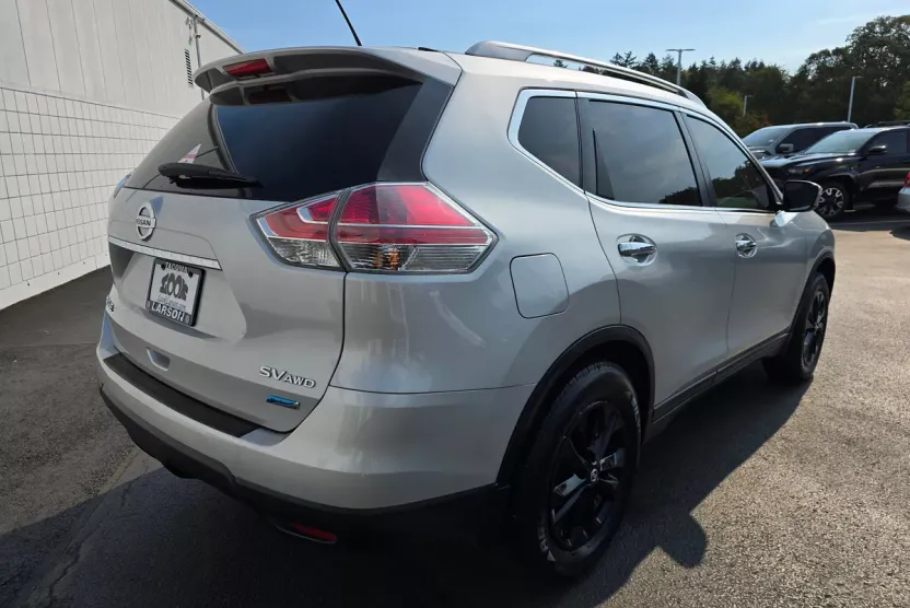 2014 Nissan Rogue SV photo 1