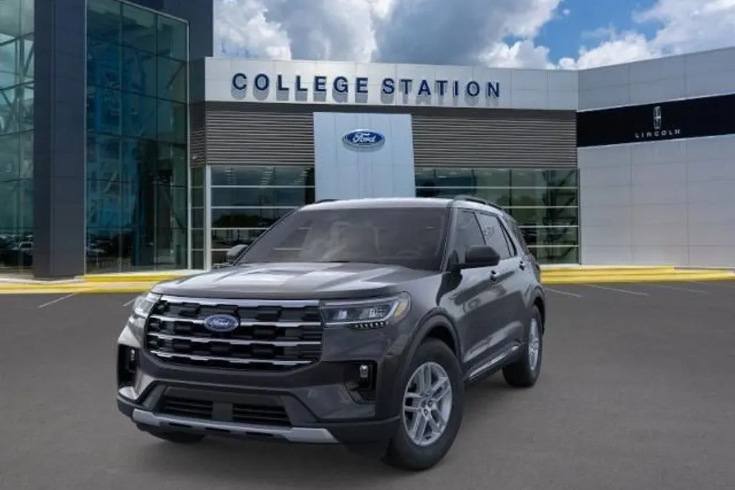 2025 Ford Explorer photo 1