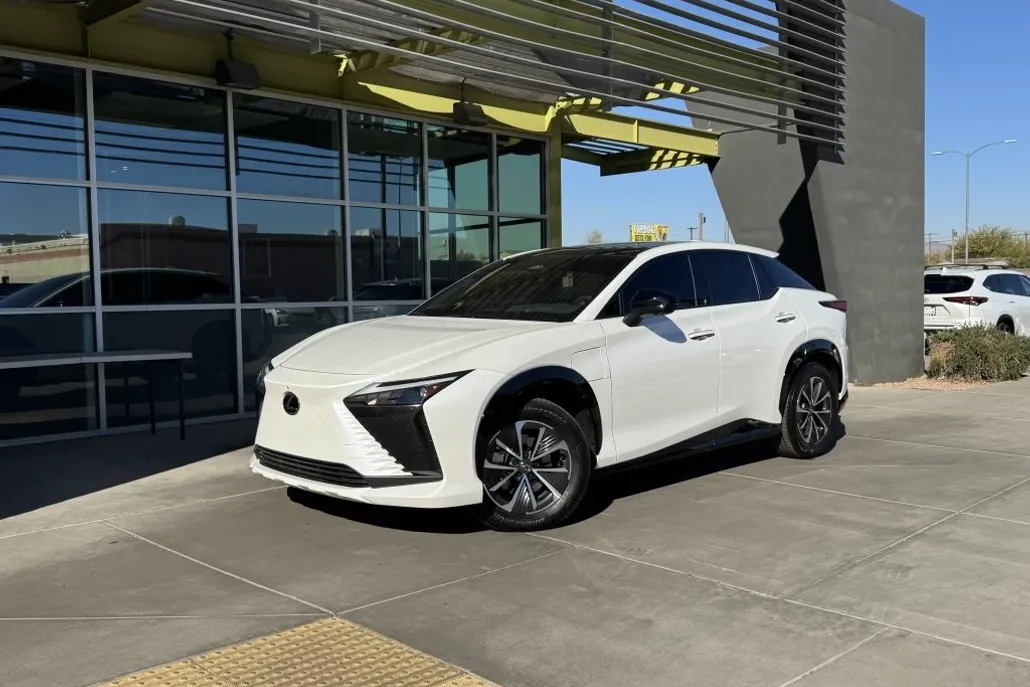 2023 Lexus RZ 450e Premium photo 1