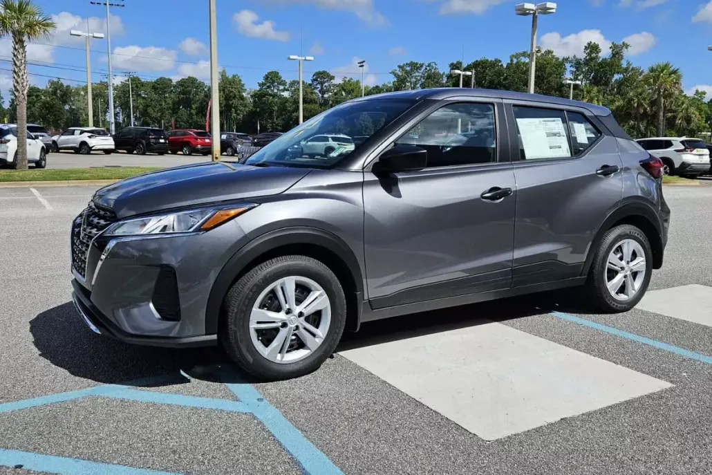 2025 Nissan Kicks Play S photo 1