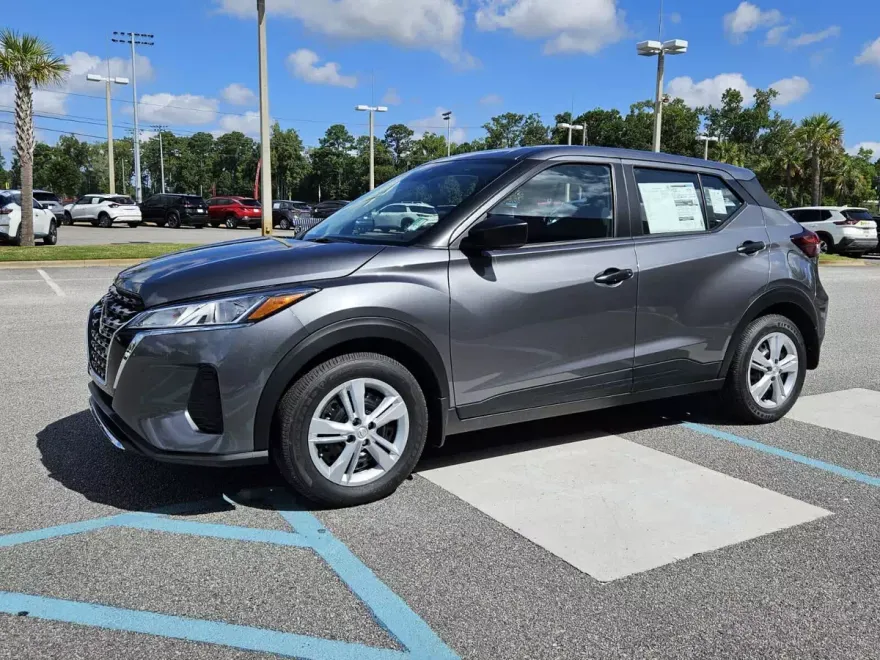 2025 Nissan Kicks Play S photo 1