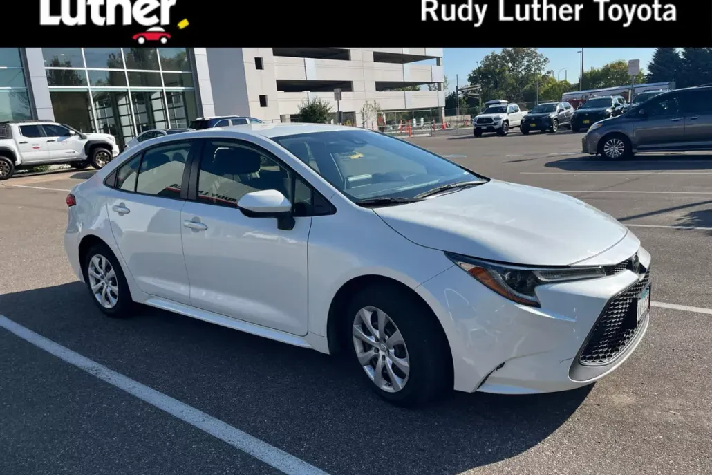 2021 Toyota Corolla LE photo 1