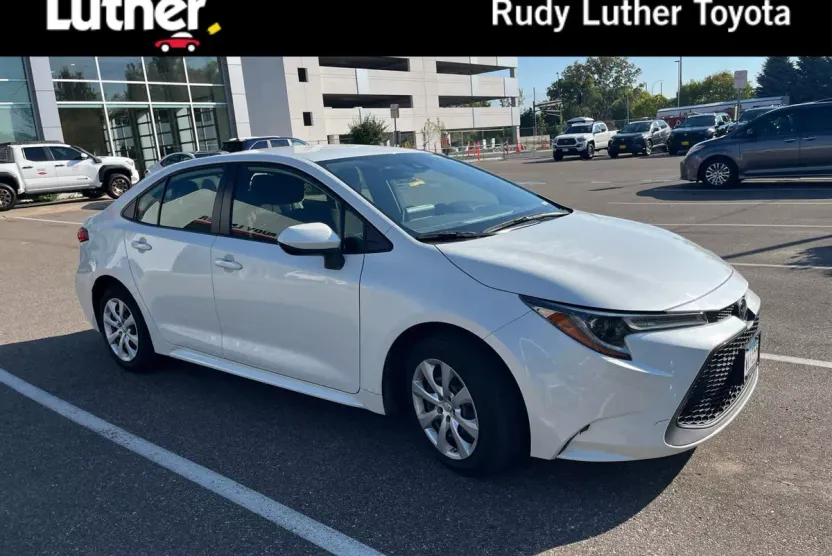 2021 Toyota Corolla LE photo 1