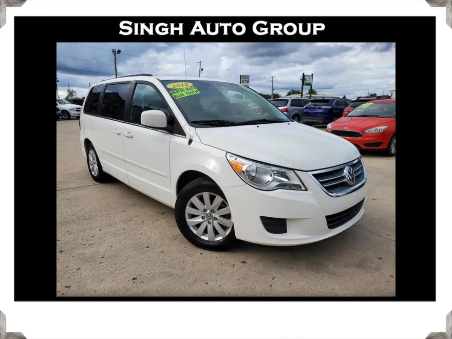 2012 Volkswagen Routan SEL photo 1