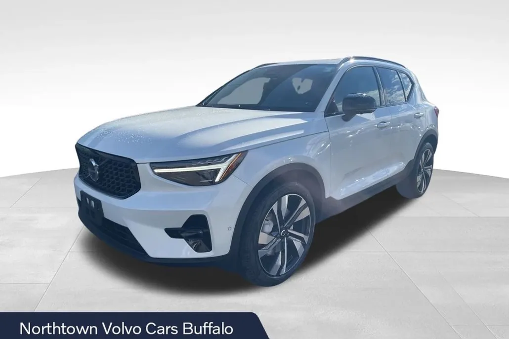 2025 Volvo XC40 Plus photo 1