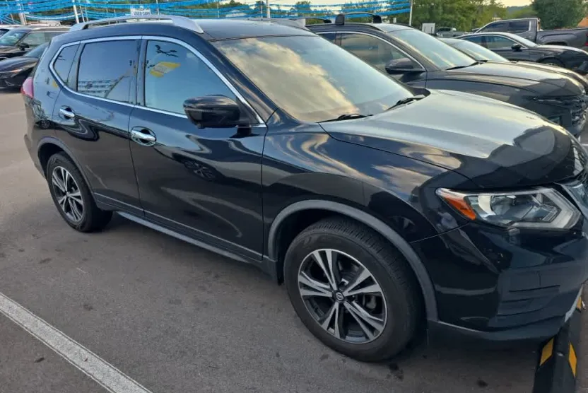 2020 Nissan Rogue SV photo 1