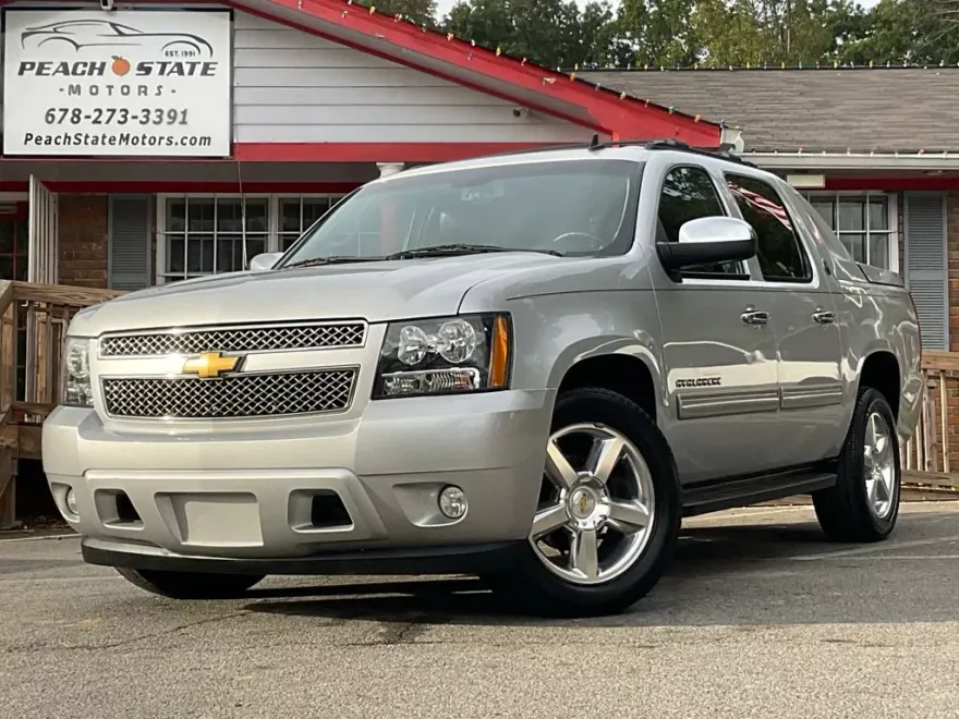 2013 Chevrolet Avalanche LT photo 1