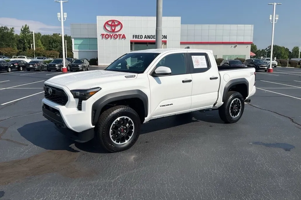 2024 Toyota Tacoma photo 1