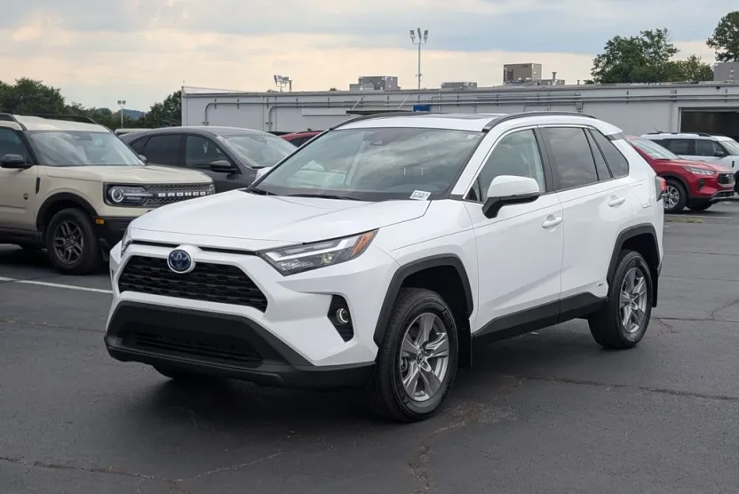 2024 Toyota RAV4 Hybrid XLE photo 1