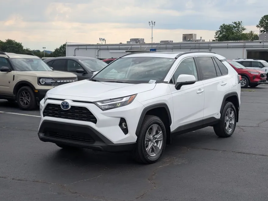 2024 Toyota RAV4 Hybrid XLE photo 1