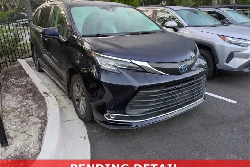 2021 Toyota Sienna XLE photo 1