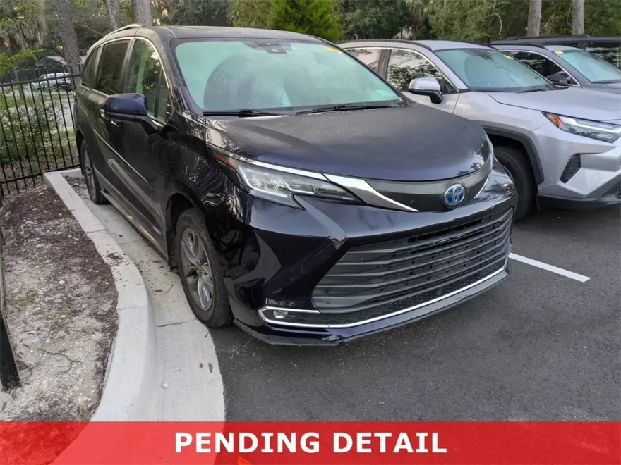 2021 Toyota Sienna XLE photo 1