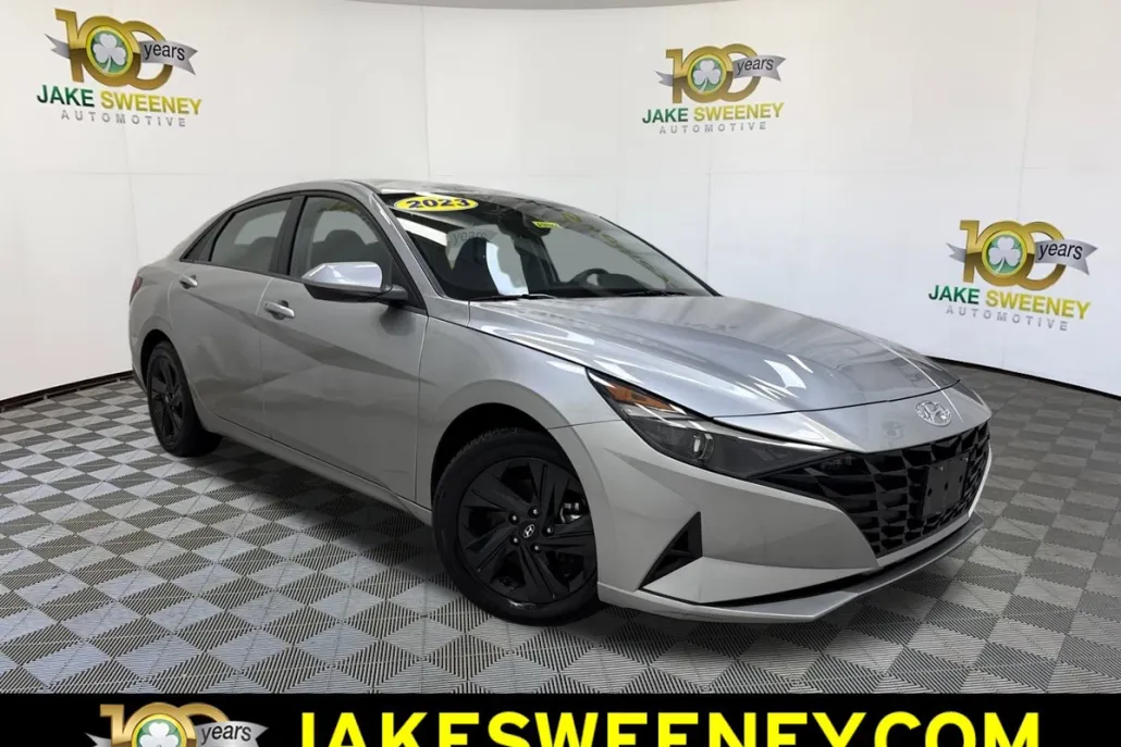 2023 Hyundai Elantra SEL photo 1