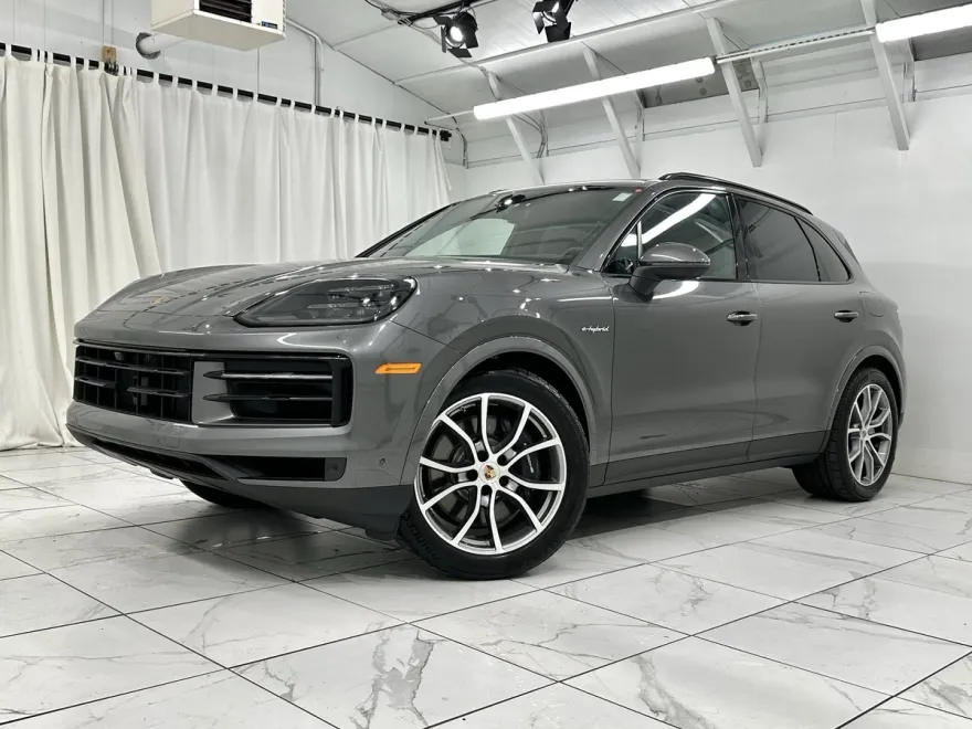 2025 Porsche Cayenne E-Hybrid photo 1