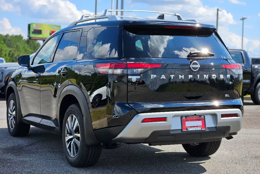 2025 Nissan Pathfinder SL photo 1