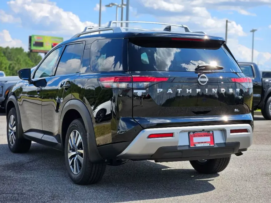 2025 Nissan Pathfinder SL photo 1