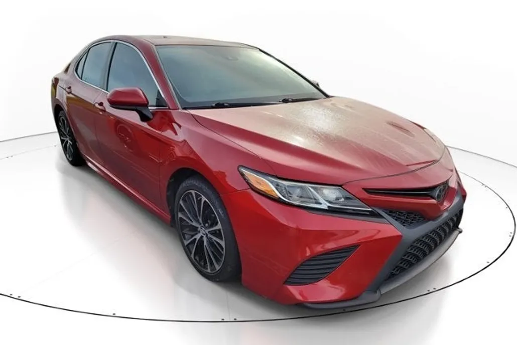 2019 Toyota Camry SE photo 1