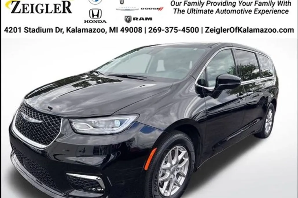 2024 Chrysler Pacifica Touring L photo 1