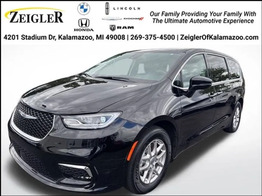 2024 Chrysler Pacifica Touring L photo 1