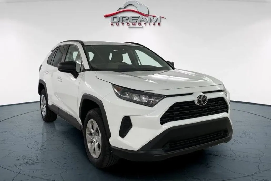 2021 Toyota RAV4 LE photo 1