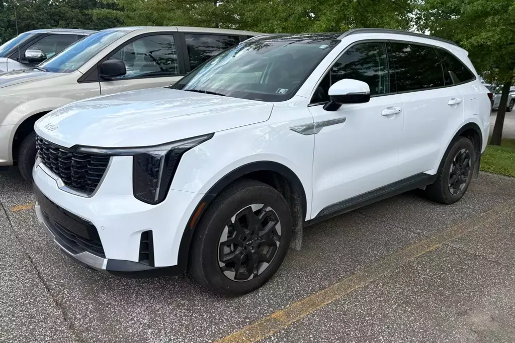 2024 Kia Sorento S photo 1