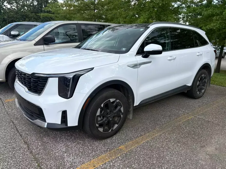 2024 Kia Sorento S photo 1