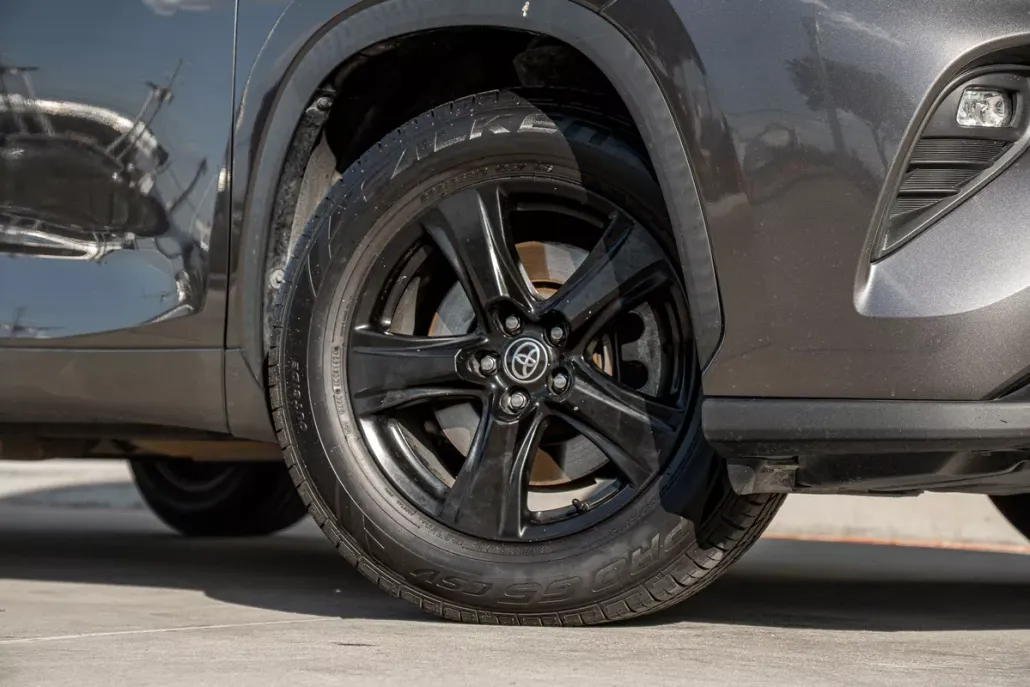 2021 Toyota Highlander LE photo 1