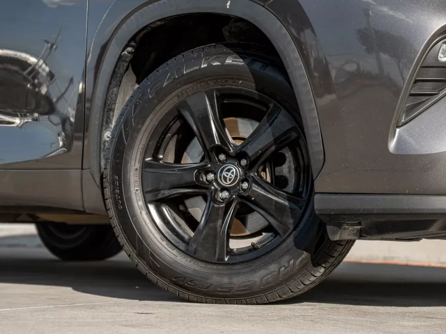 2021 Toyota Highlander LE photo 1