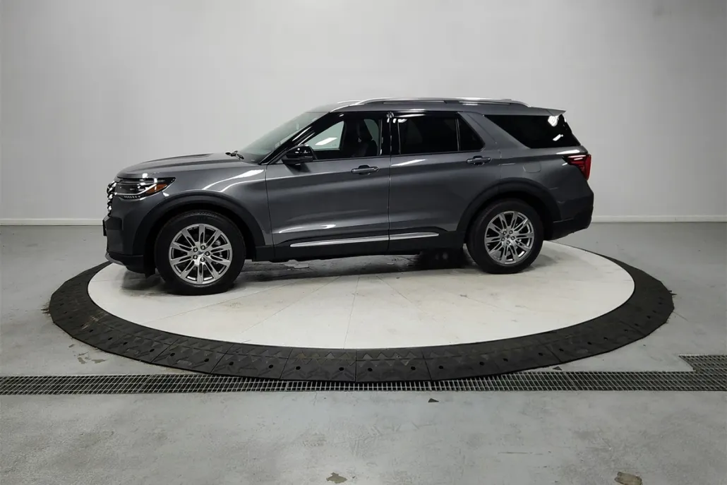 2025 Ford Explorer Platinum photo 2