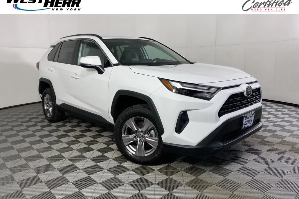 2023 Toyota RAV4 XLE photo 1