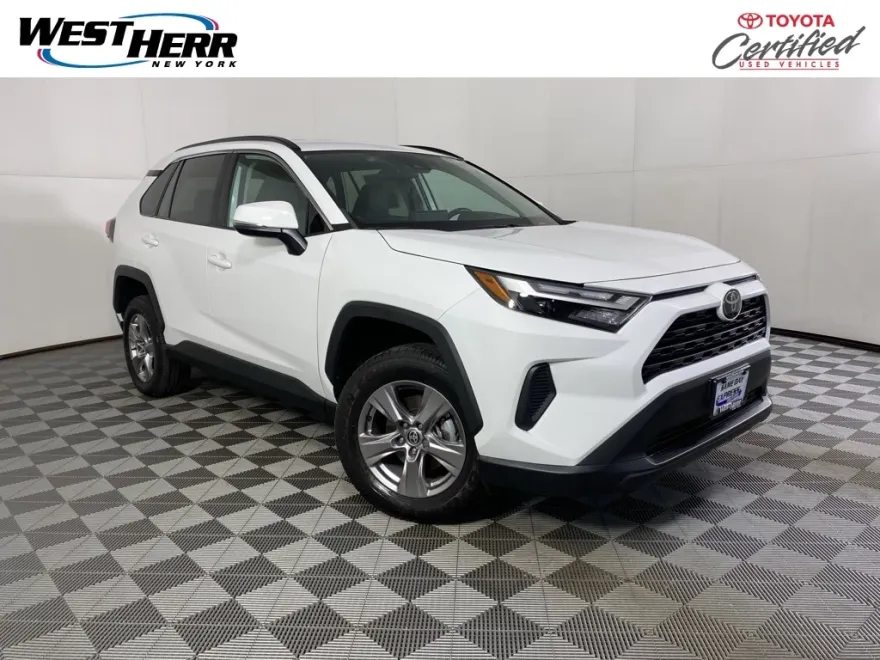 2023 Toyota RAV4 XLE photo 1