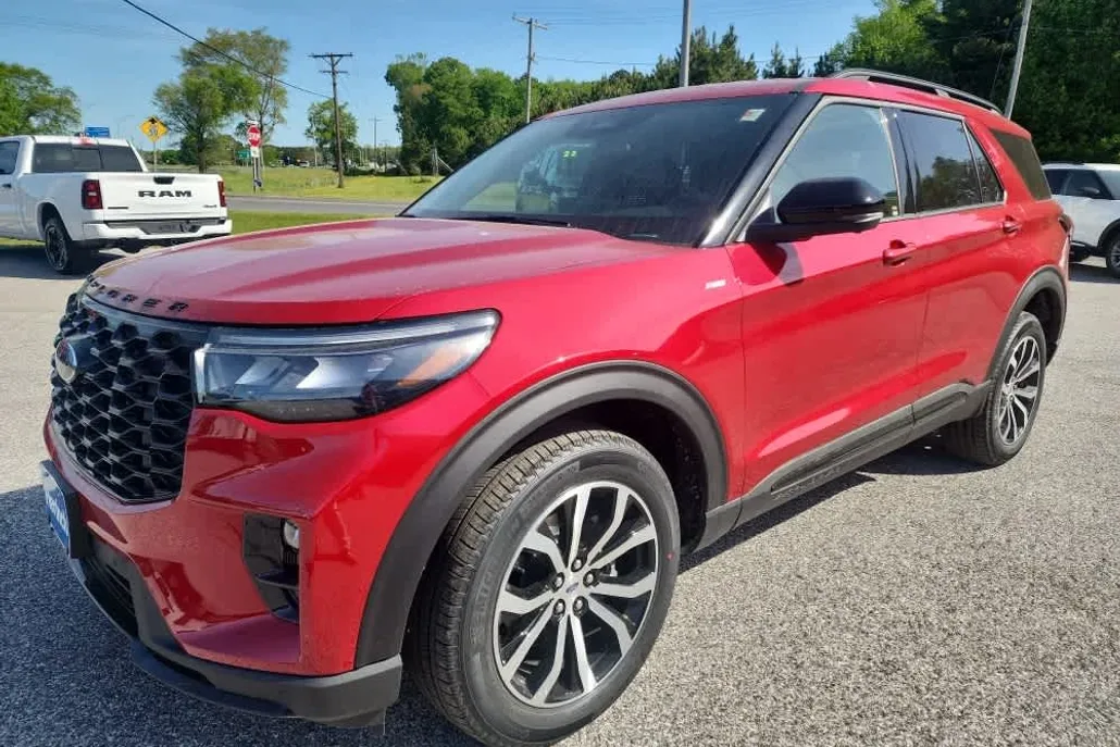2025 Ford Explorer ST-Line photo 1