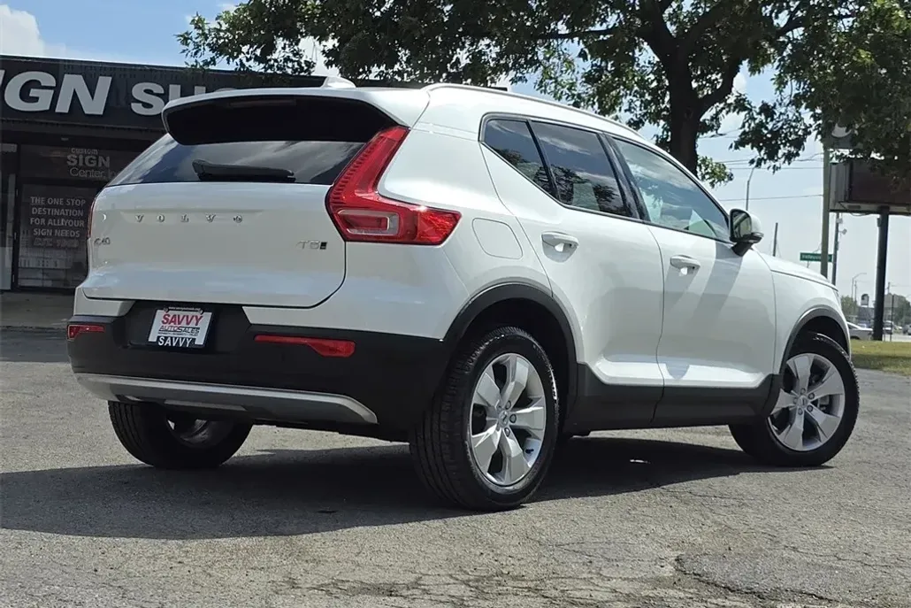 2022 Volvo XC40 Momentum photo 1