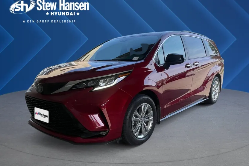 2022 Toyota Sienna XSE photo 1