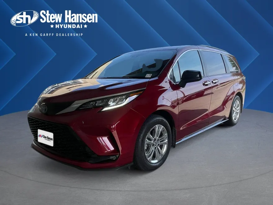 2022 Toyota Sienna XSE photo 1