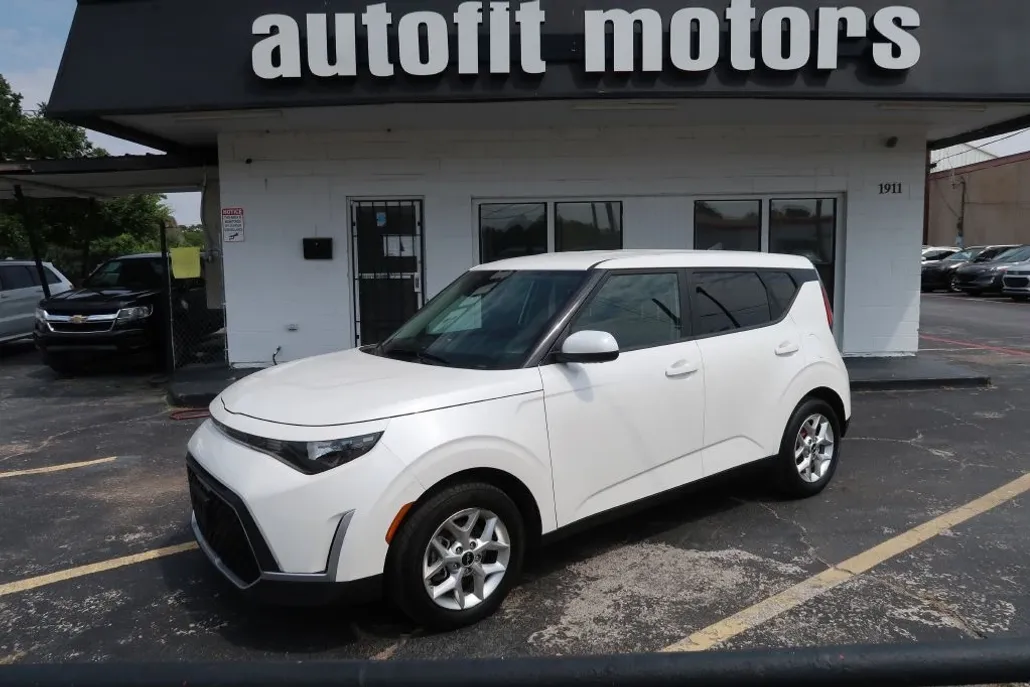 2023 Kia Soul LX photo 1