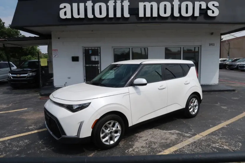2023 Kia Soul LX photo 1