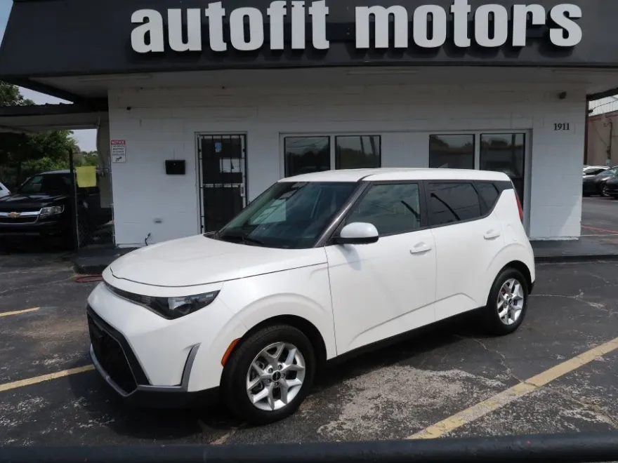 2023 Kia Soul LX photo 1