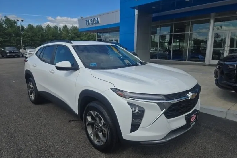 2024 Chevrolet Trax LT photo 1