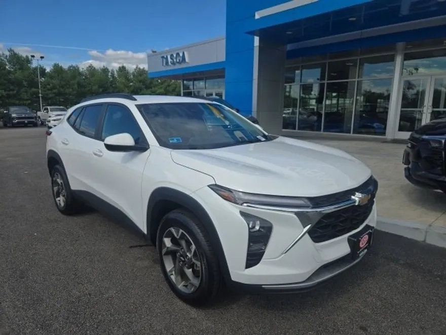 2024 Chevrolet Trax LT photo 1